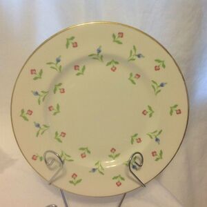 Vintage Royal Victoria fine bone china plate‎ made